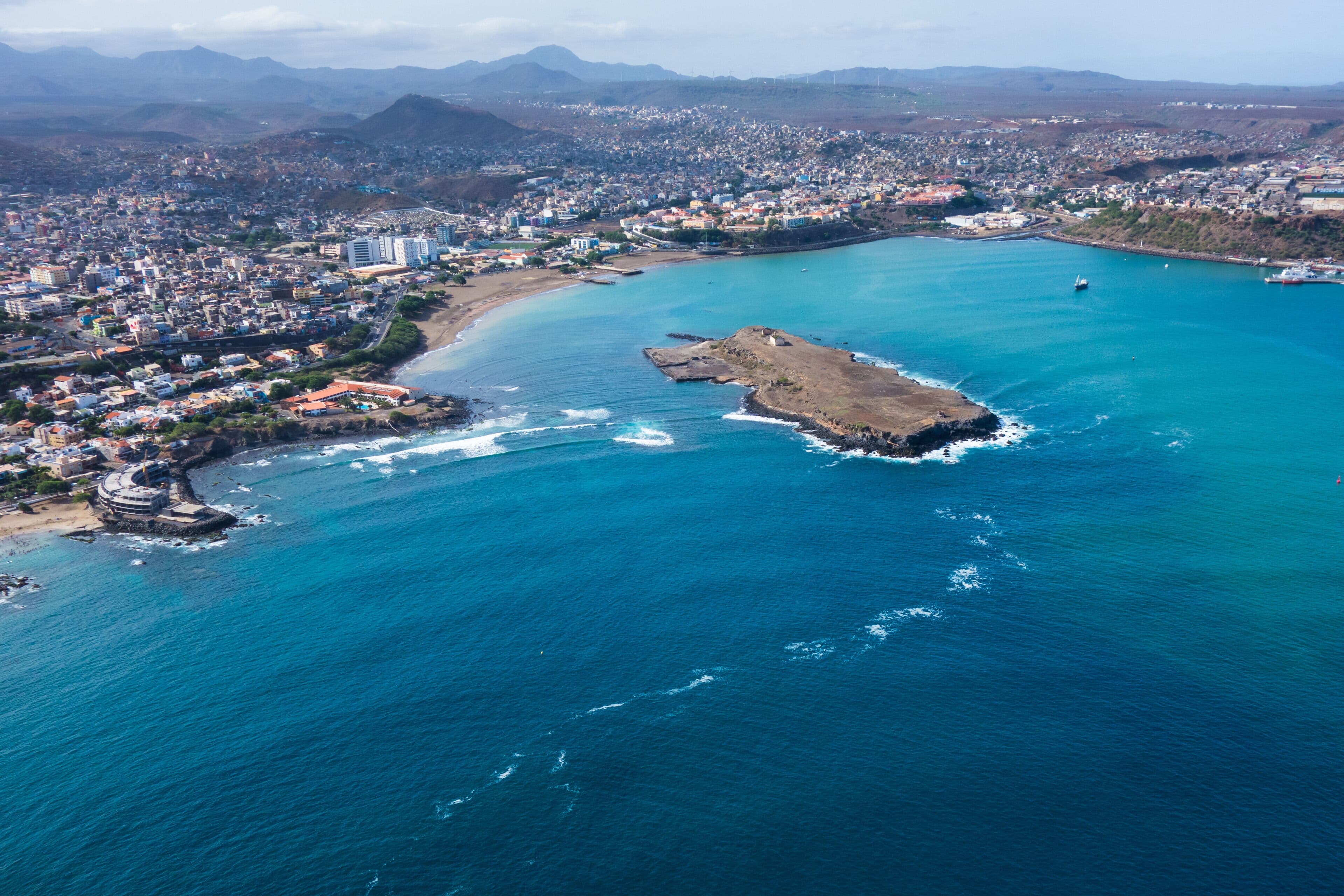 Vista aérea da baía da Praia, Cabo Verde